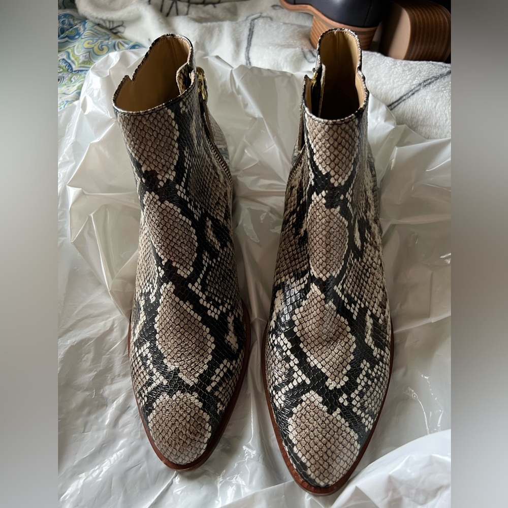 NWT Women’s exotic snakeskin design leather ankle boot, ivory & black, 1.5” heel